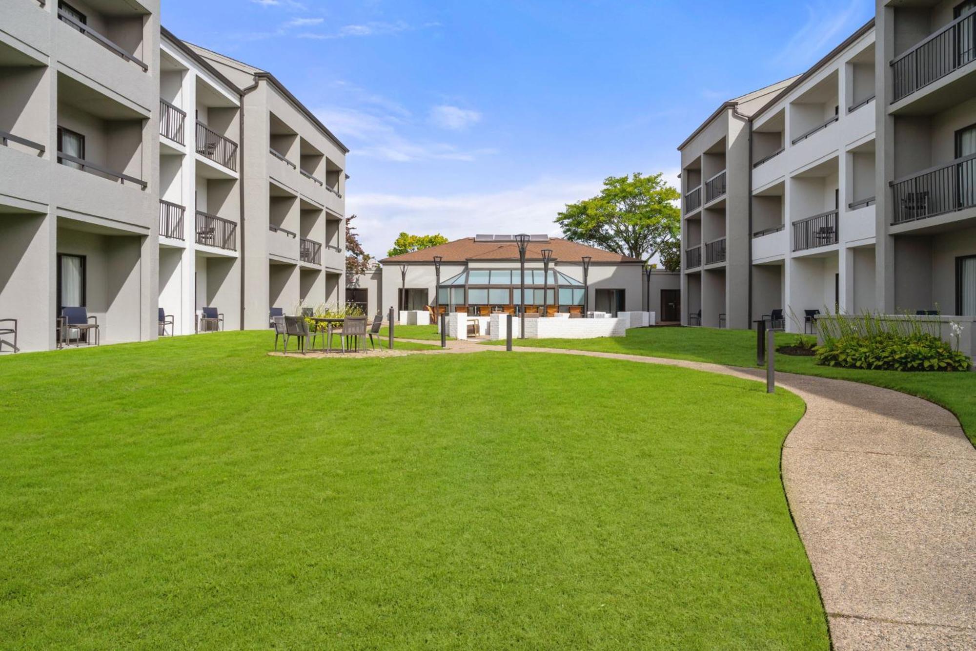 Courtyard By Marriott Detroit 3*
